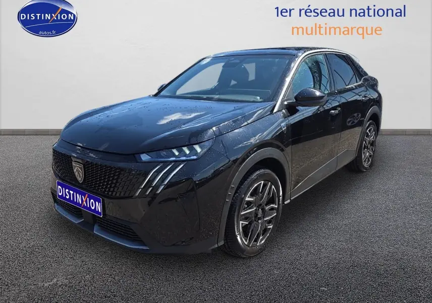 Peugeot 3008 noir perla nera en 3/4 avant droit, avec signature lumineuse LED distinctive et jantes alu.