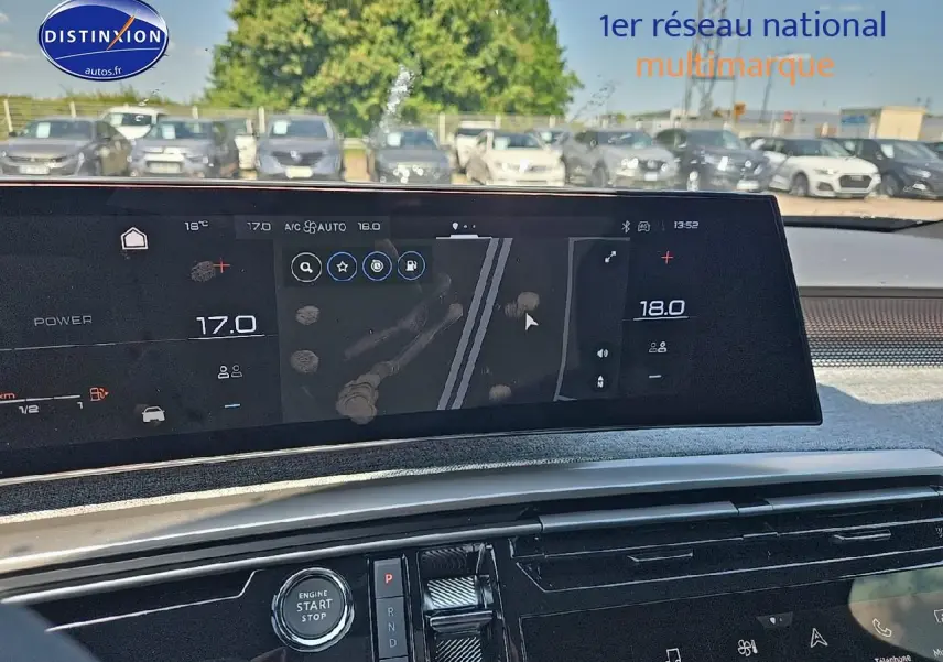 Vue intérieure du tableau de bord du Peugeot 3008 noir perla nera avec écran tactile large et commandes modernes.