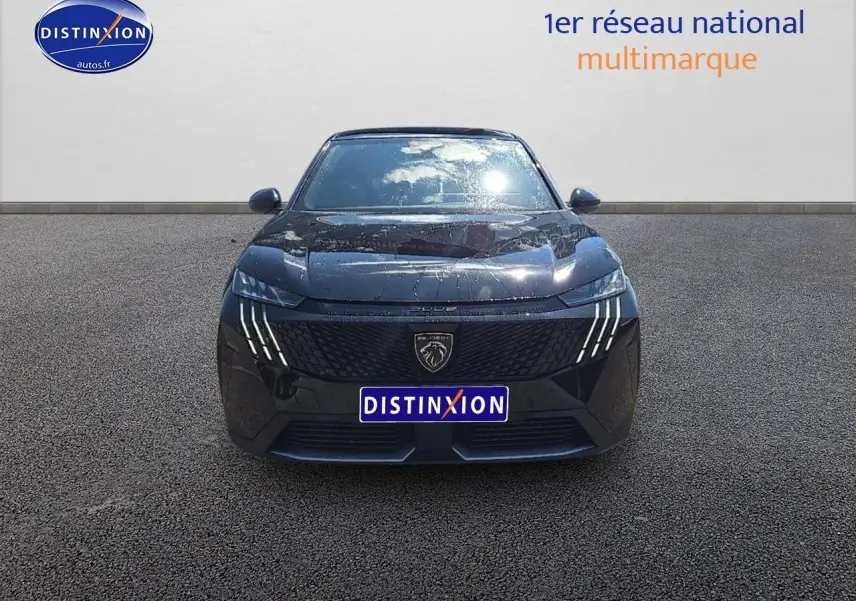 Peugeot 3008 noir perla nera vue de face avec phares LED et calandre distinctive.