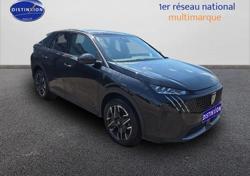 Peugeot 3008 noir perla nera en 3/4 avant droit, avec jantes alu et calandre distinctive GT.