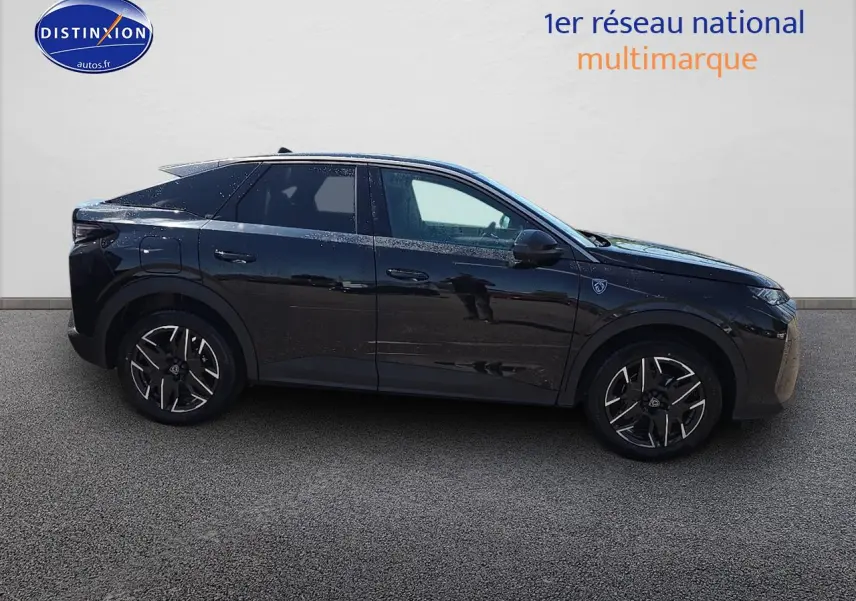 Profil droit d’un Peugeot 3008 noir Perla Nera 2025 avec jantes alliage et lignes modernes distinctives.