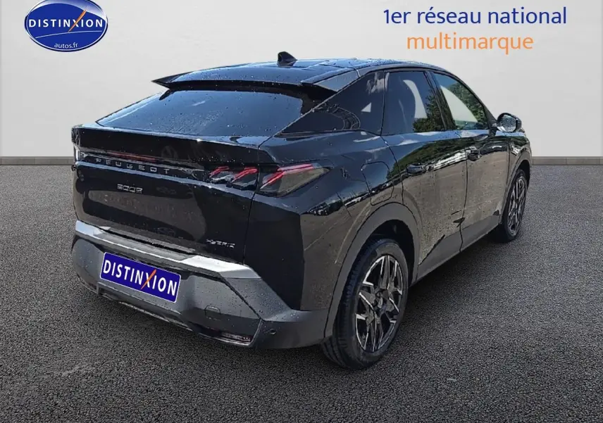 Peugeot 3008 noir perla nera vue 3/4 arrière droit avec feux LED et jantes alliage distinctives.