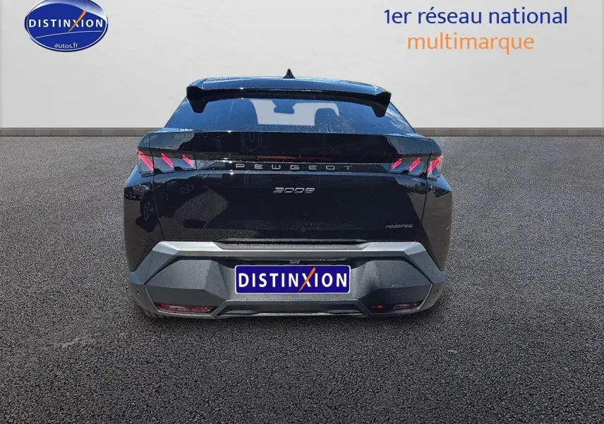 Vue arrière d’un Peugeot 3008 noir perla nera avec becquet et feux arrière LED caractéristiques.