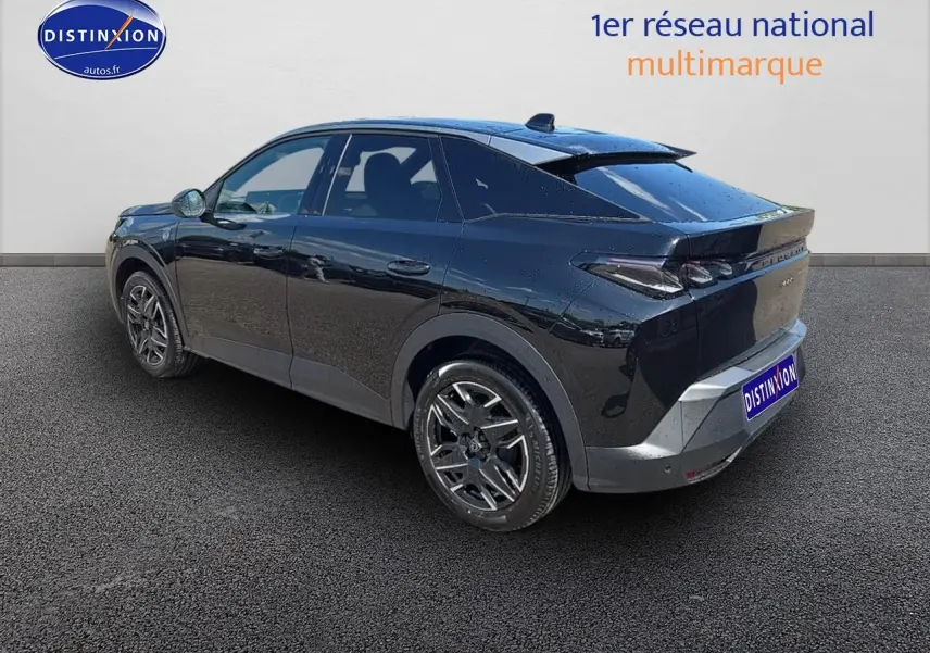Peugeot 3008 noir perla nera en 3/4 arrière droit, avec jantes alu et becquet arrière visible.