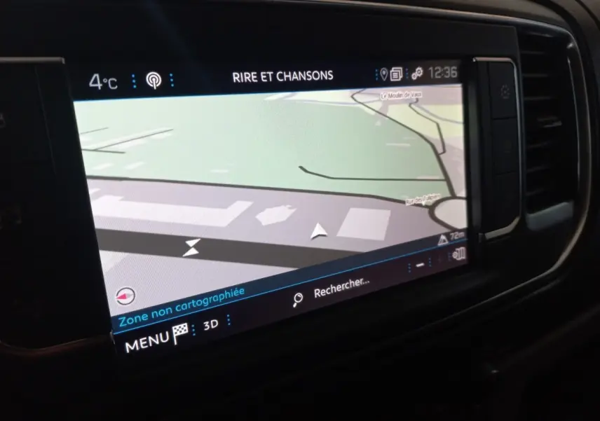 Écran tactile central du Peugeot Traveller 2021 affichant la navigation avec interface moderne et commandes latérales visibles.