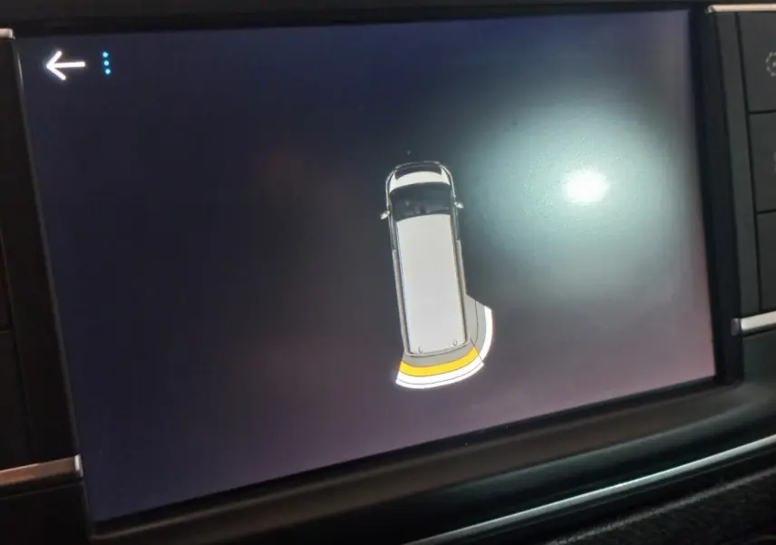 Affichage tactile intérieur montrant l'alerte de proximité arrière du Peugeot Traveller gris clair 2021.
