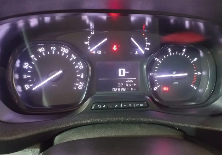Vue rapprochée du tableau de bord du Peugeot Traveller 1.5 BlueHDi, affichant la vitesse et le compteur kilométrique.