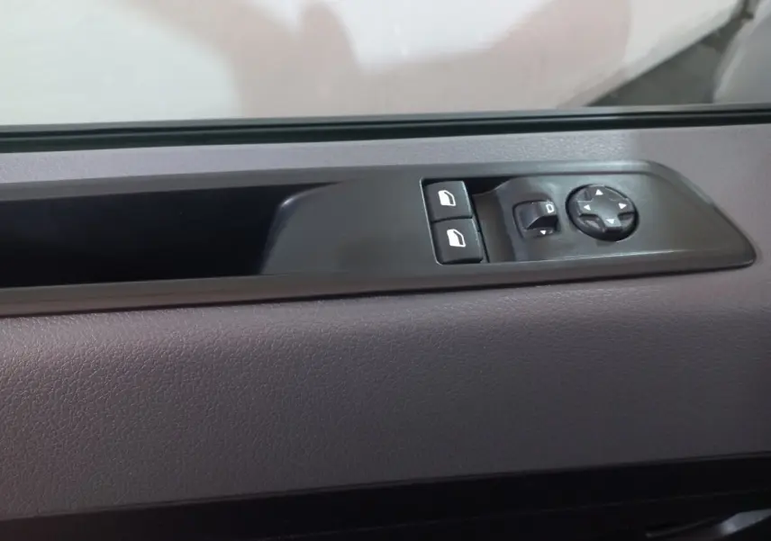 Commande des vitres et réglage des rétroviseurs sur la portière intérieure grise du Peugeot Traveller 2021.