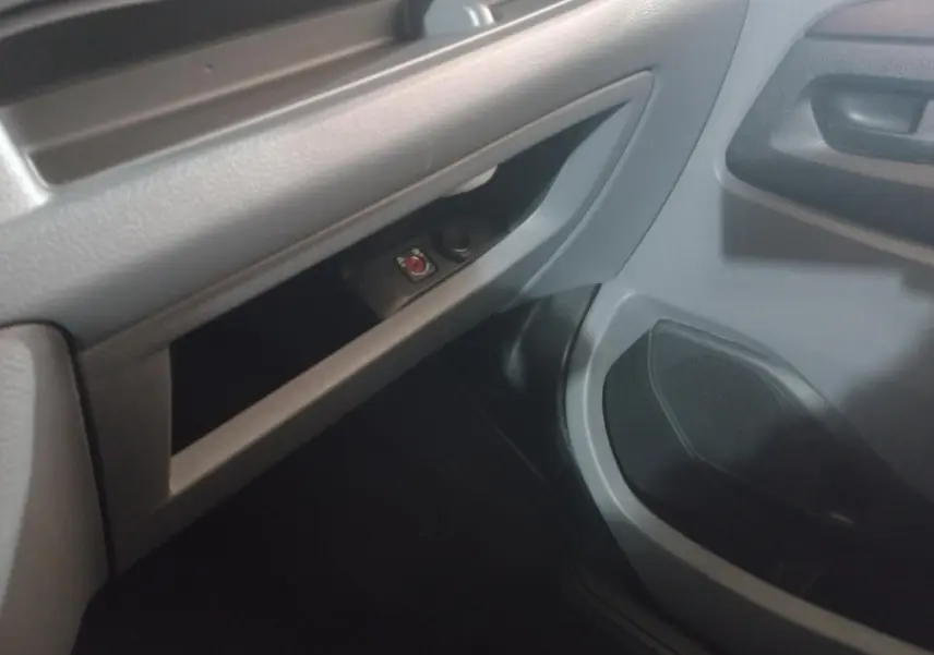 Détail de la porte passager grise claire du Peugeot Traveller 2021, avec commande de réglage des rétroviseurs.