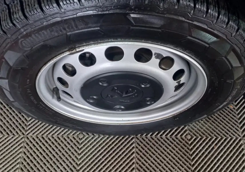 Gros plan sur la roue acier grise avec logo Peugeot d’un Peugeot Traveller 1.5 BlueHDi 120 diesel.