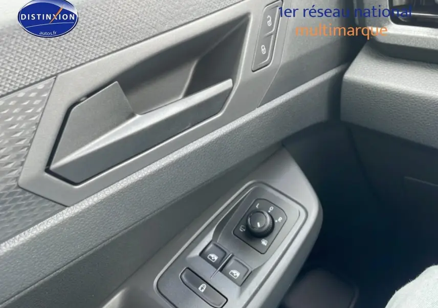 Détail de la porte côté conducteur du Volkswagen Caddy gris indien 2025 avec commandes électriques des vitres et rétroviseurs.