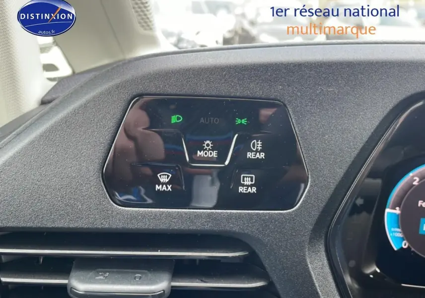 Détail du tableau de bord noir du Volkswagen Caddy gris indien 2025, avec commandes d’éclairage et ventilation visibles.