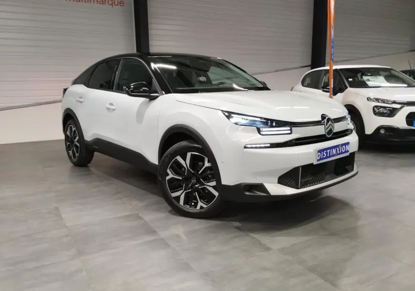 Vue 3/4 avant d'une Citroën C4 blanche Okenite avec toit noir et jantes alliage 18'' AMBER diamantées.