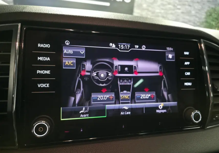 Écran tactile central du Skoda Karoq 2023 affichant la climatisation bi-zone et les commandes multimédia.