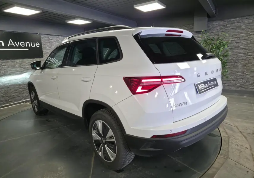 Vue 3/4 arrière droite du Skoda Karoq blanc 2023 avec feux arrière LED et jantes alliage 17 pouces.