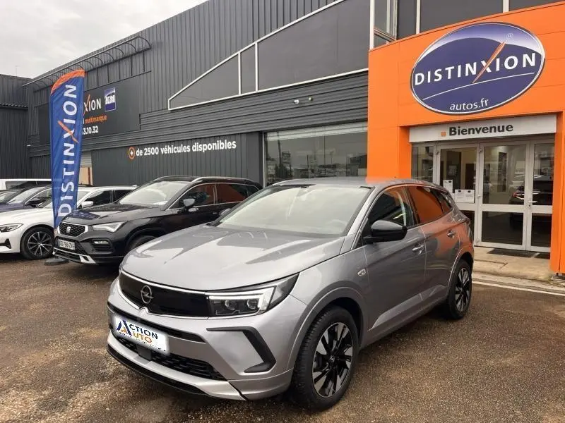 Opel Grandland gris Kontrast métallisé en 3/4 avant droit, avec jantes alu noires et vitres surteintées.