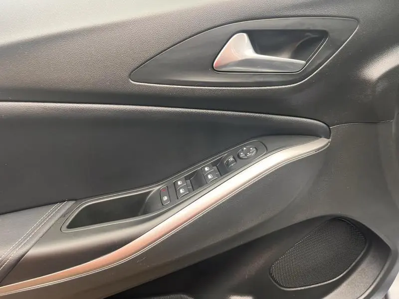 Vue rapprochée de la porte avant gauche de l’Opel Grandland gris Kontrast avec commandes de vitres et rétroviseurs.