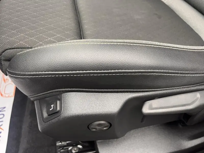 Détail de l'accoudoir central avant en tissu et TEP noir avec surpiqûres blanches dans l'Opel Grandland 2022.