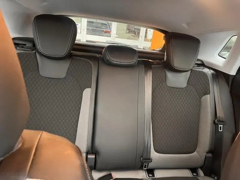 Vue intérieure sur la banquette arrière en tissu noir et gris avec appuie-têtes du Opel Grandland 2022.