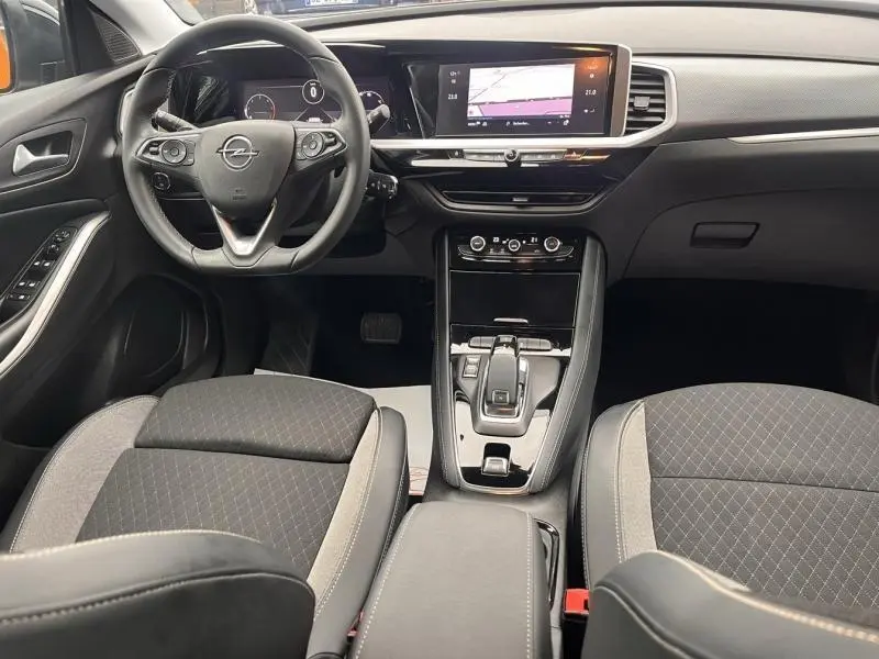 Vue intérieure avant de l'Opel Grandland 1.5 D 130ch Elegance Business, tableau de bord et volant cuir multifonction.