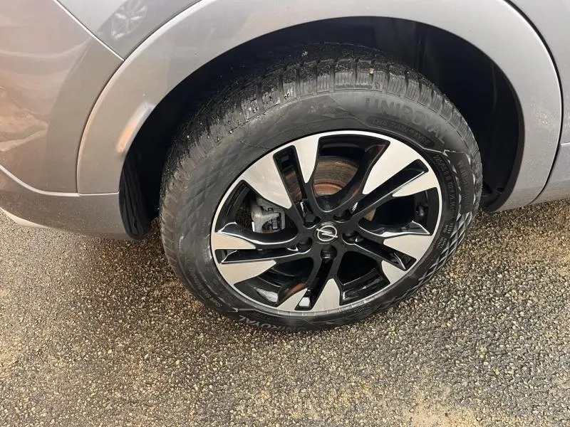 Gros plan sur la roue avant droite de l’Opel Grandland gris Kontrast Métallisé avec jante alu bicolore noire et argent.