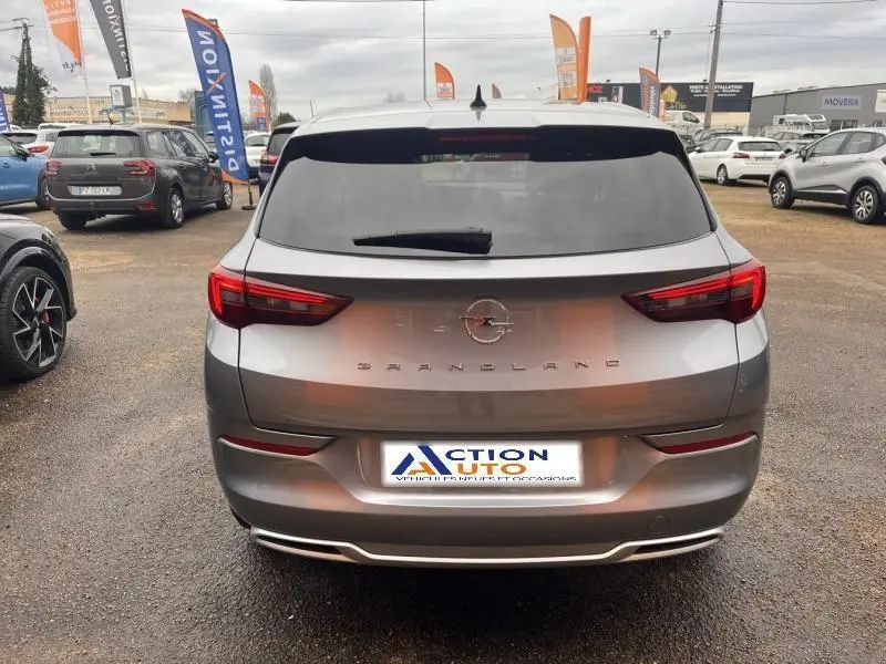 Vue arrière d'un Opel Grandland gris Kontrast métallisé, avec feux LED et lunette arrière surteintée.