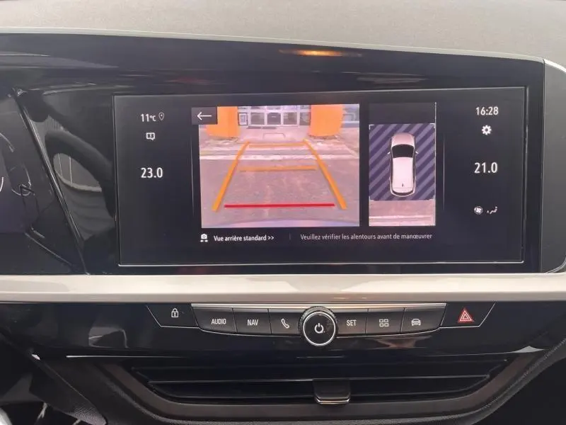 Écran tactile central de l’Opel Grandland gris Kontrast montrant la caméra de recul et l’aide au stationnement.