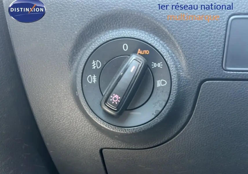 Gros plan sur le bouton de commande des phares dans l'habitacle du SEAT Arona, finition gris noir.