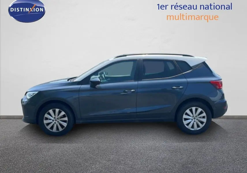 Vue latérale droite d'un SEAT Arona gris Magnetic Metal avec toit blanc, modèle 2025 en version Style Special Edition.