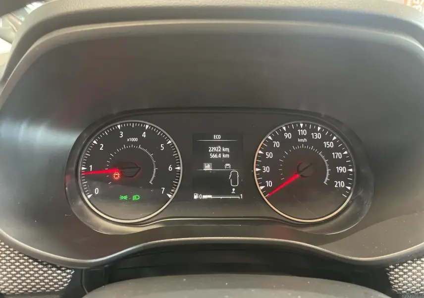 Vue rapprochée du tableau de bord de la Dacia Sandero 2024 avec compte-tours, compteur de vitesse et affichage digital.