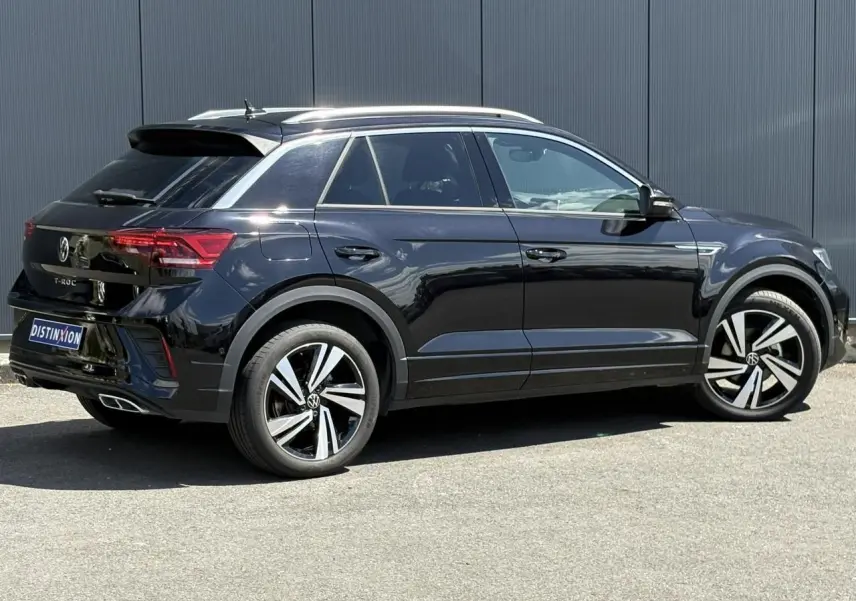 Volkswagen T-Roc noir intense en vue profil droit, jantes alliage 18" Nevada et détails R-Line visibles.
