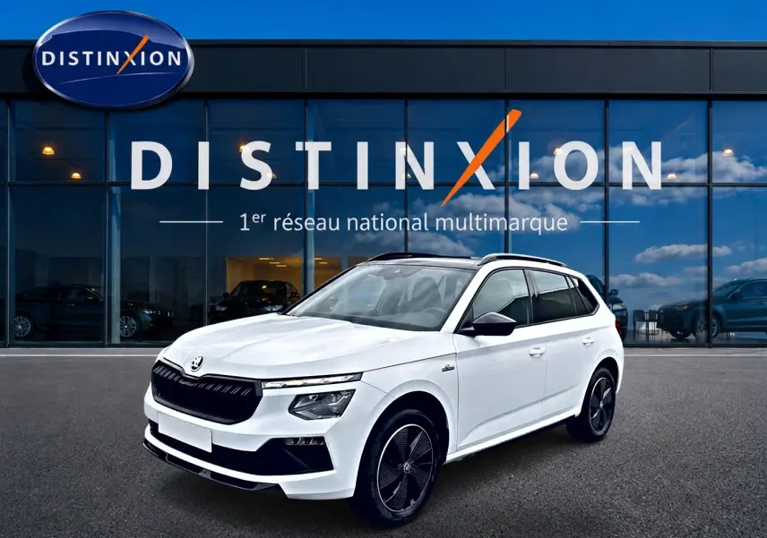 SKODA KAMIQ blanc nacré en 3/4 avant droit, avec calandre noire et jantes alu noires distinctives.