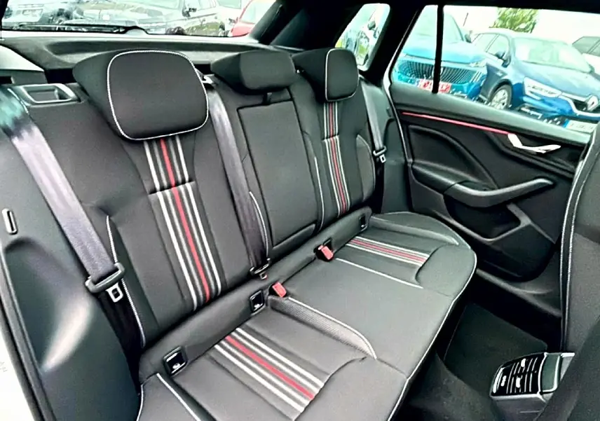 Vue intérieure côté droit de la banquette arrière noire avec surpiqûres rouges et blanches du Skoda Kamiq Monte Carlo 2026.