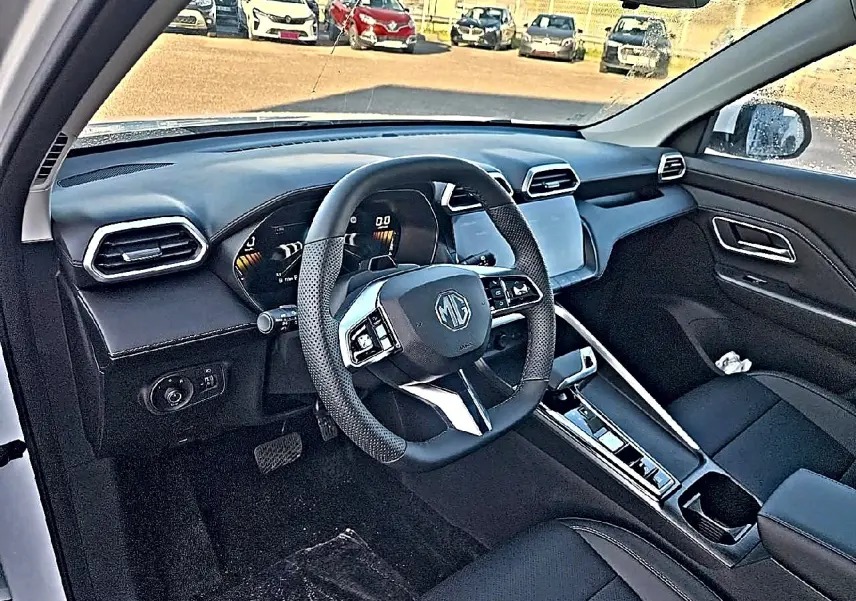 Intérieur noir du MG ZS 1.5 hybrid 197 luxury vu côté conducteur, volant multifonction et console centrale moderne.