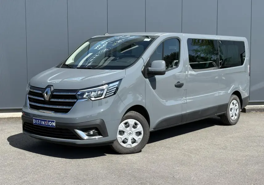 Renault Trafic Fourgon Urban Grey vu en 3/4 avant droit, avec calandre noire et projecteurs LED modernes.