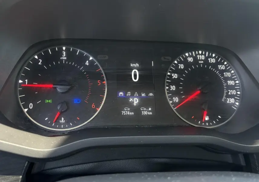 Tableau de bord du Renault Trafic Fourgon gris, affichant 0 km/h et 7574 km au compteur, avec compte-tours et jauge carburant.