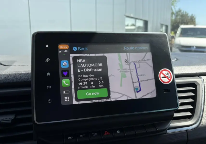 Écran tactile 8 pouces du système Easy Link avec navigation active dans l'habitacle du Renault Trafic Urban Grey.