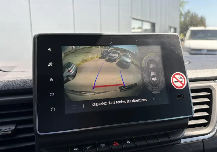 Écran tactile 8 pouces du Renault Trafic Urban Grey montrant la caméra de recul en stationnement.