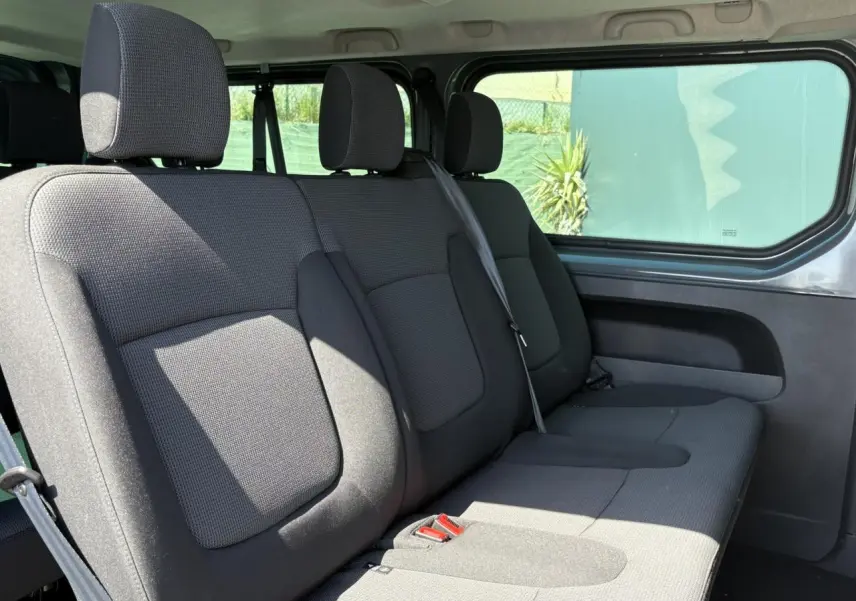 Banquette arrière grise vue de côté droit dans le Renault Trafic Fourgon Combi Zen L2H1 2024.