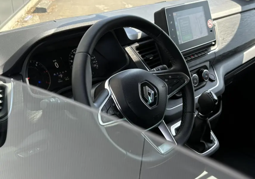 Intérieur du Renault Trafic Fourgon 2024 vu côté conducteur, volant multifonction et écran tactile 8 pouces en évidence.