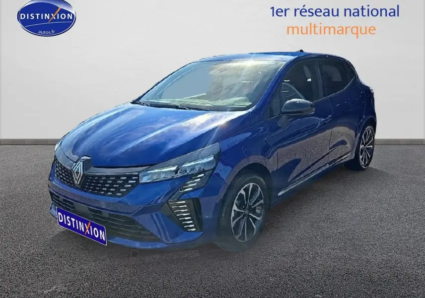 Renault Clio V 1.6 e-tech 145 techno bleu iron vue 3/4 avant avec calandre chromée et phares LED distinctifs.
