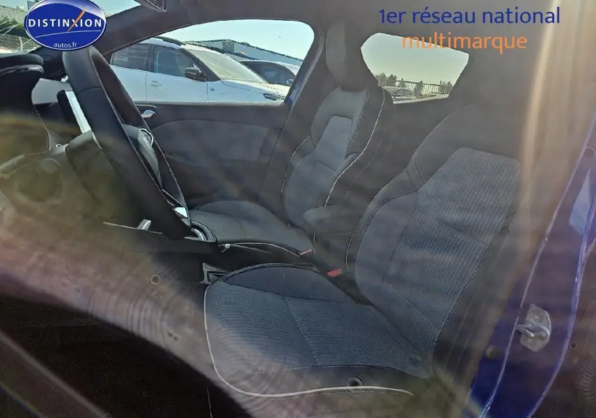 Vue intérieure côté droit montrant les sièges sport gris et bleu iron de la Renault Clio V 1.6 e-tech 145 techno.