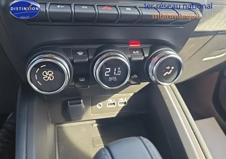 Gros plan sur les commandes de climatisation et les ports USB du Renault Clio V 1.6 e-tech 145 techno, intérieur noir.