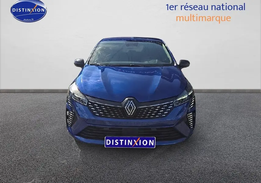 Vue frontale d'une Renault Clio V bleu iron avec calandre chromée et feux LED allumés.