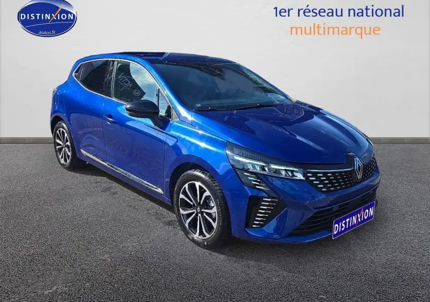 Renault Clio V 1.6 e-tech bleu iron vue 3/4 avant droit avec calandre chromée et jantes alu distinctives.