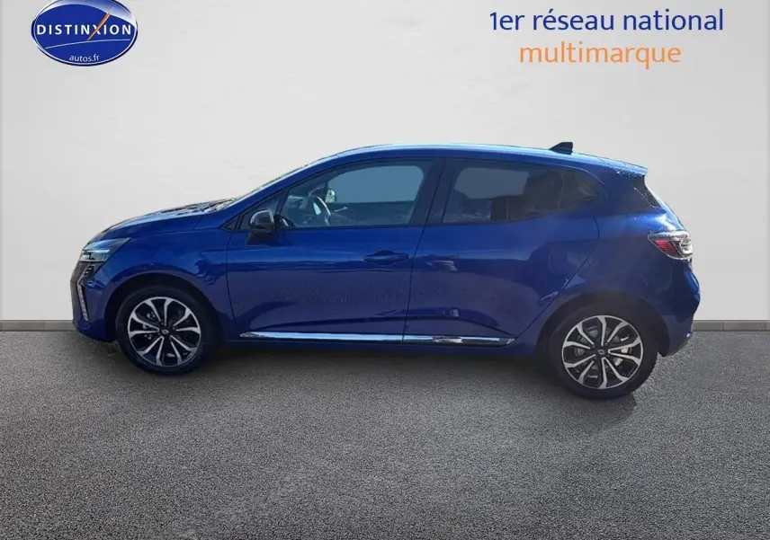 Profil droit de la Renault Clio V 1.6 e-tech 145 techno bleu iron, avec jantes alu et vitres teintées.