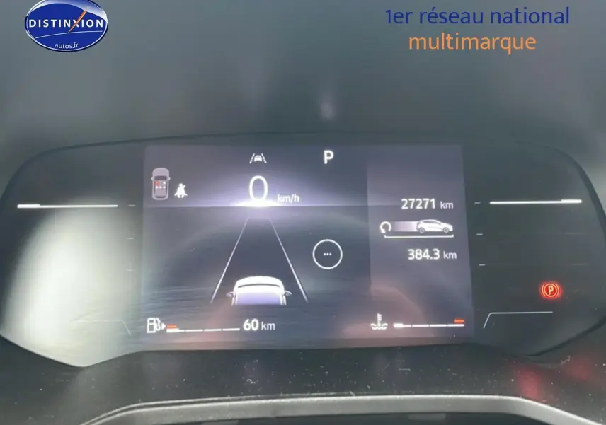 Tableau de bord numérique de Renault Clio V blanc, affichant vitesse à 0 km/h et indicateurs de sécurité.