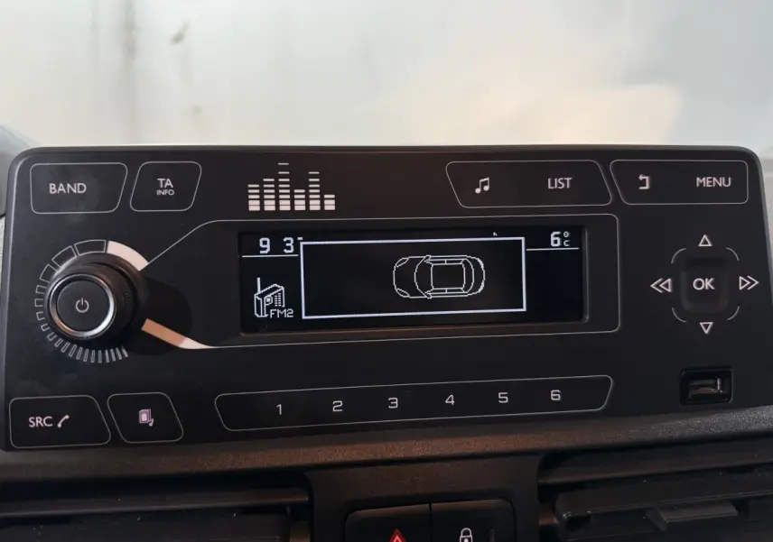 Affichage multifonctions noir du tableau de bord du Peugeot Rifter blanc, avec icône voiture et température extérieure 6°C.