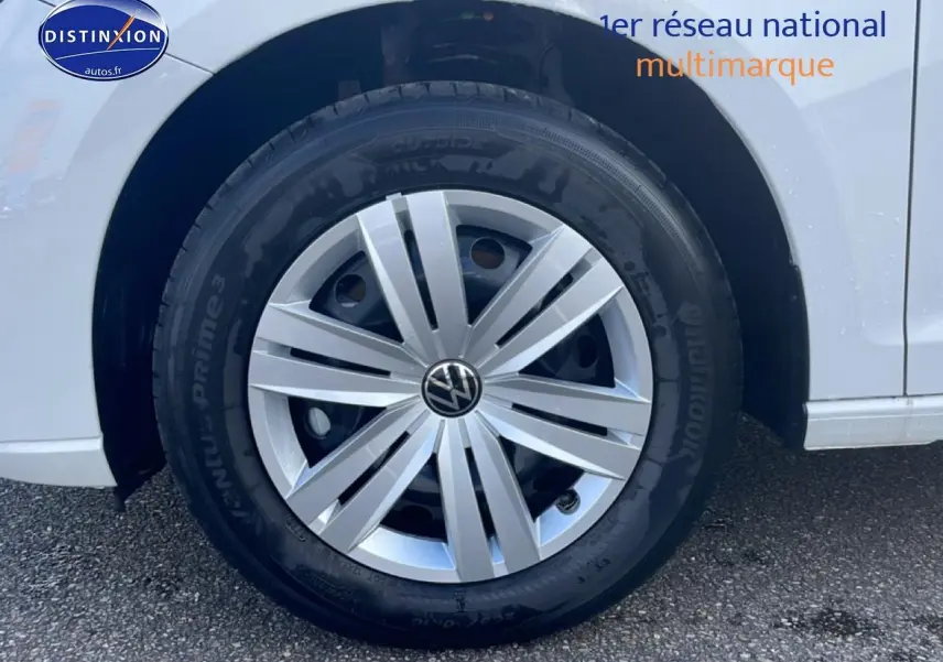 Gros plan sur la roue avant gauche d’un Volkswagen Caddy blanc 2025 avec jante argentée et pneu Hankook.