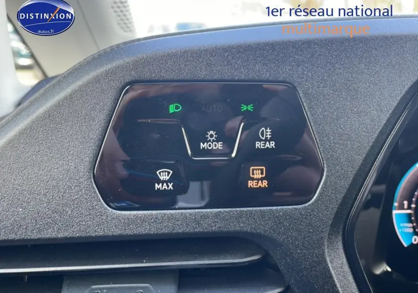 Détail du tableau de bord du Volkswagen Caddy 2025 montrant les commandes d’éclairage et de dégivrage.
